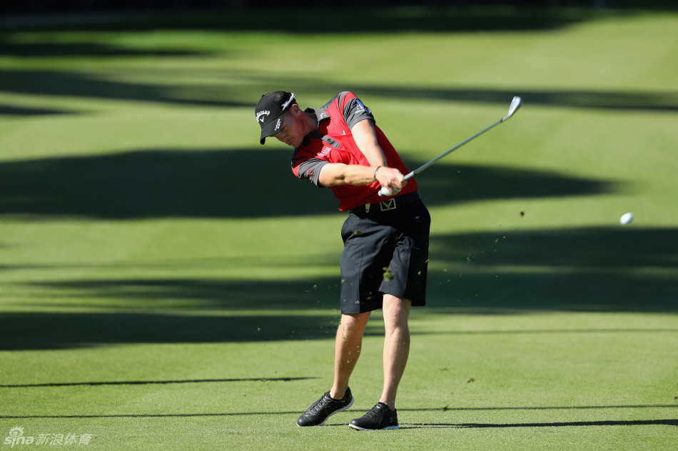 乔斯顿手搭凉棚仔细观察屋顶开球后小白球的飞行落点