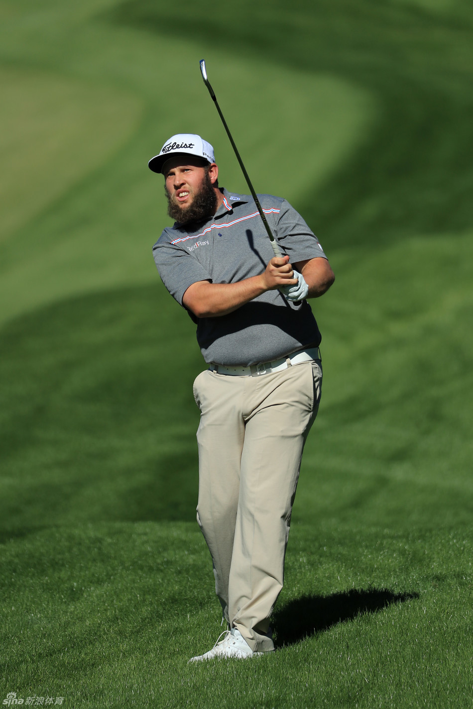 维斯特伍德在球场边展露顽皮笑容，尽显轻松一面