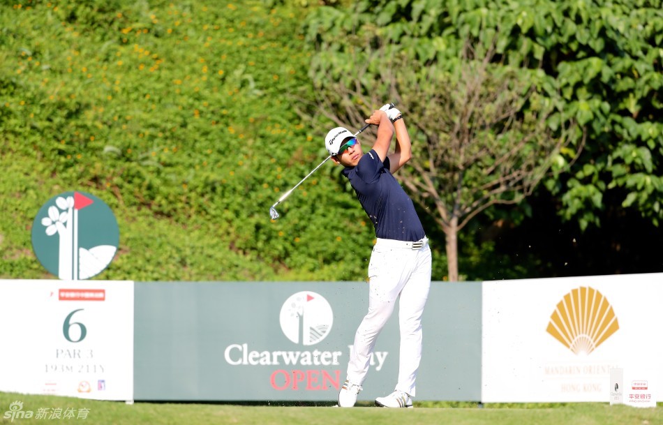 老将元天在果岭边完成一次精准的切杆后优雅收杆，身影与远处的海天融为一体，尽显沉稳气度