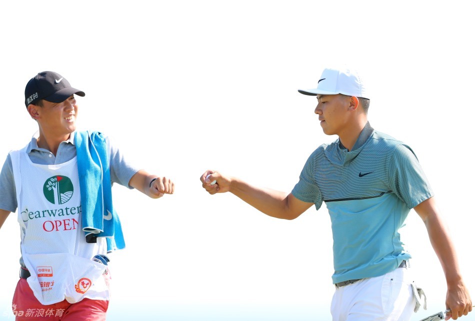 陈子豪推进关键小鸟推后，兴奋转身与球童击掌相庆，两人脸上洋溢着纯粹的笑容，瞬间点燃了赛场激情