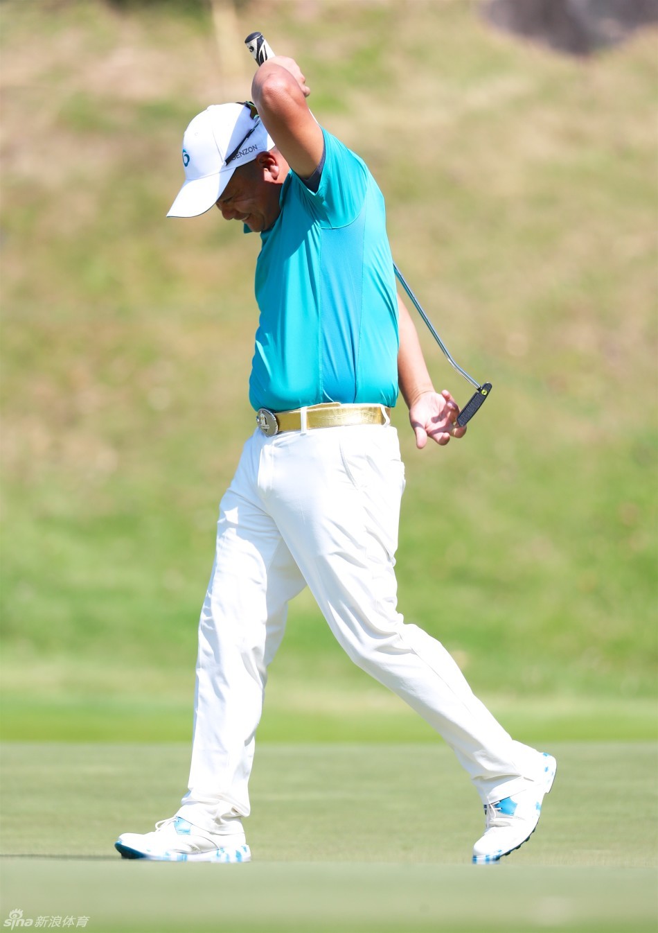 中国高尔夫传奇张连伟在完成推击后沉稳收杆，目光依然停留在球洞方向，那份专注诠释了何为职业风范