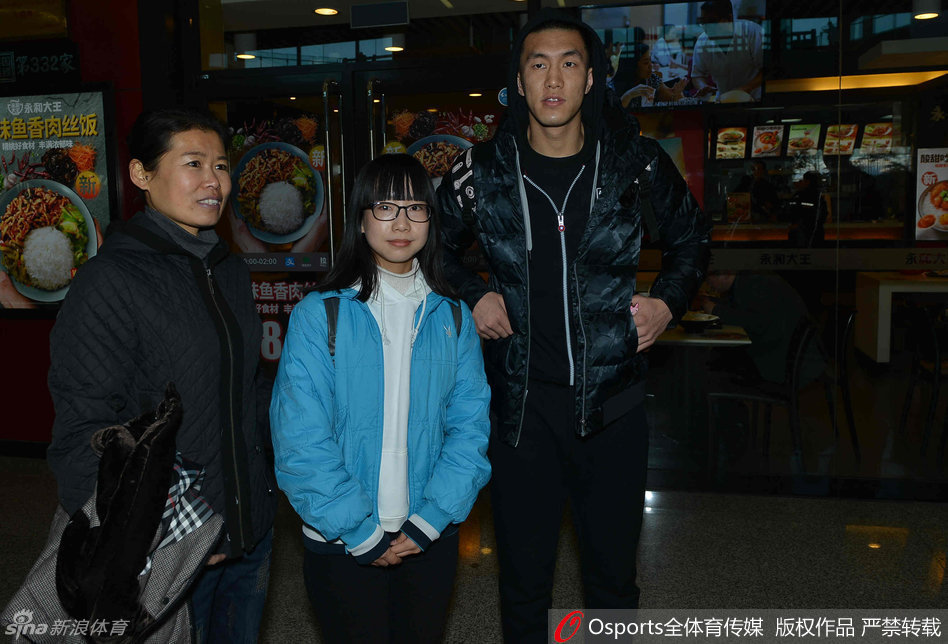 哈德森张开双臂与球迷击掌互动，脸上洋溢着惊喜与感动，尽显功勋外援的亲和力