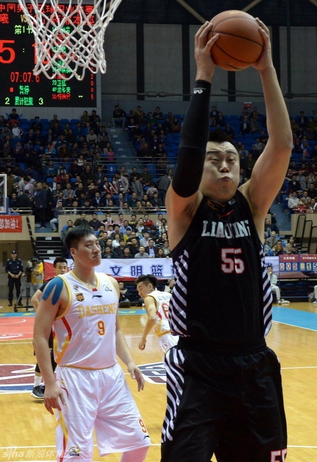 辽宁队的定海神针韩德君，用敦实的后背卡住对手，长臂舒展稳稳摘下前场篮板，眼神中透露着不容置疑的霸气。