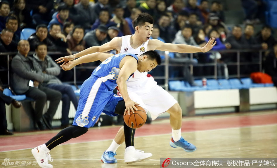 前中国男篮主帅邓华德在场边激情指挥，张大嘴巴怒吼，肢体语言极具张力，将篮球场上的紧张刺激感渲染到了极致。