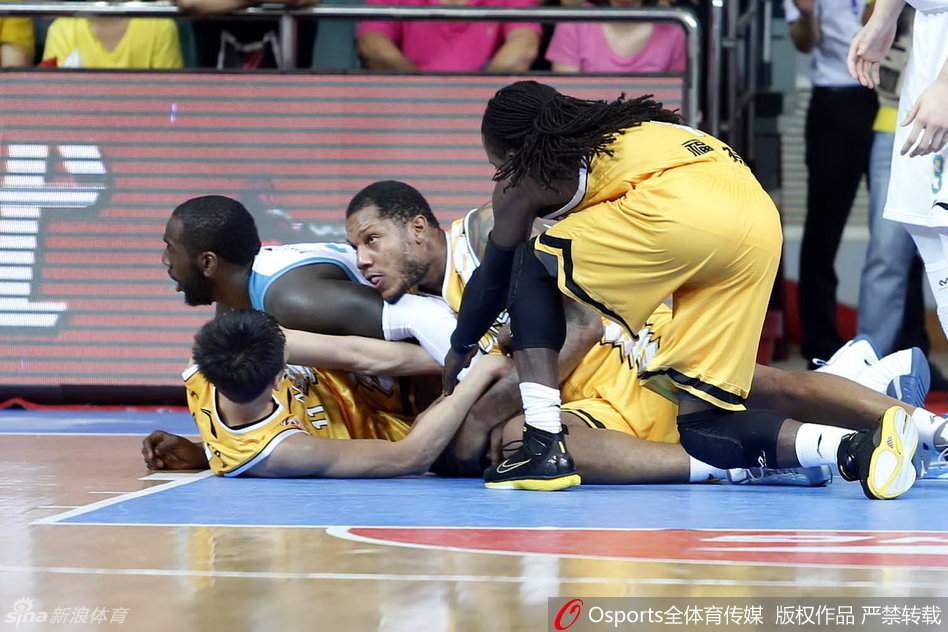 广厦队的刘铮面对外援的强力冲击，毫不畏惧地侧身封堵，眼神专注而凌厉，用技巧和预判对抗绝对的力量，展现宝岛球员的坚韧。