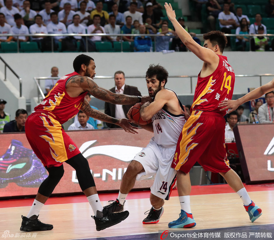 裁判高高抛起篮球，双方中锋如同弹簧般跃起，在空中展开第一次激烈的肌肉碰撞，全场目光聚焦于这颗决定球权的皮球