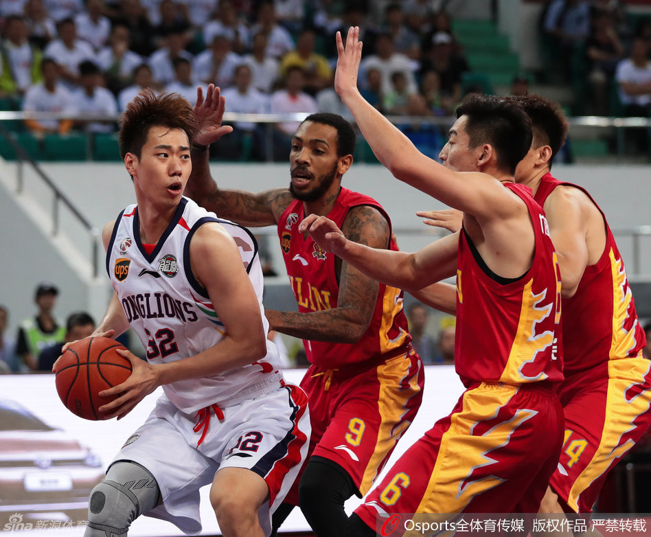 巴赫拉米如尖刀般强行突破三人组成的包围网，在失去平衡的瞬间仍用柔和的手感将球抛向篮筐，眼神中充满了波斯铁骑的坚韧