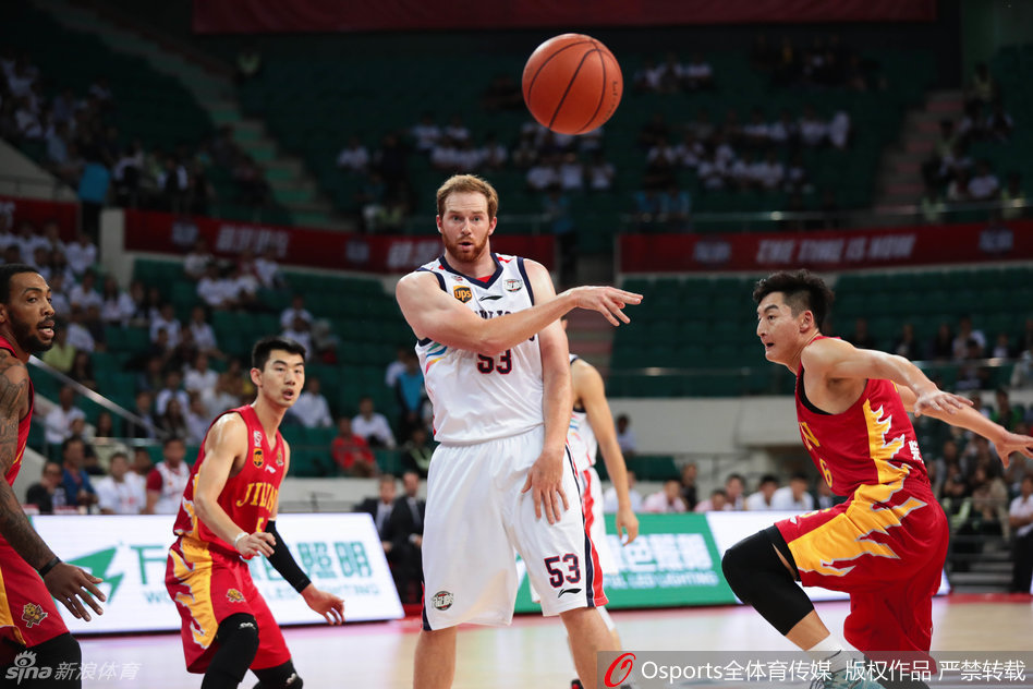 吉林队外援托马斯在三人合围下强行起跳，单手将球狠狠砸进篮筐，整个篮架都在他的暴力扣篮下颤抖，对手只能望球兴叹