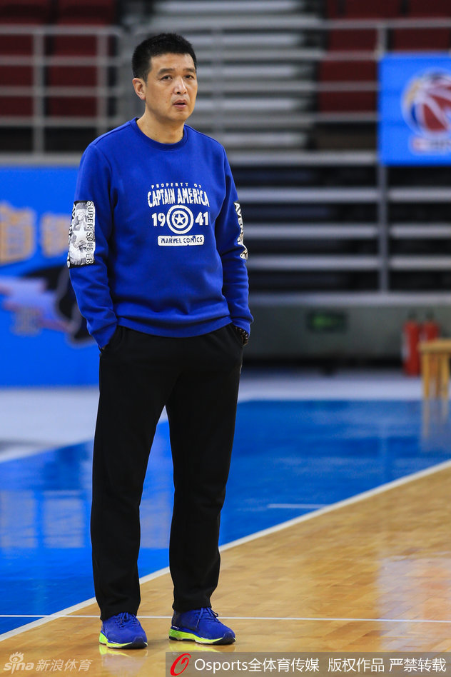 翟晓川在训练中挥汗如雨，全神贯注地进行滑步防守练习，每一个动作都充满力量与决心。