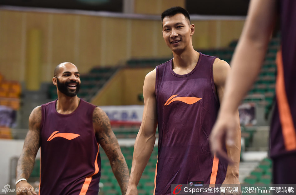 阿联在底角进行投篮热身，篮球应声入网，身旁的朱芳雨双手接球，两人似乎在交流着场上的战术跑位