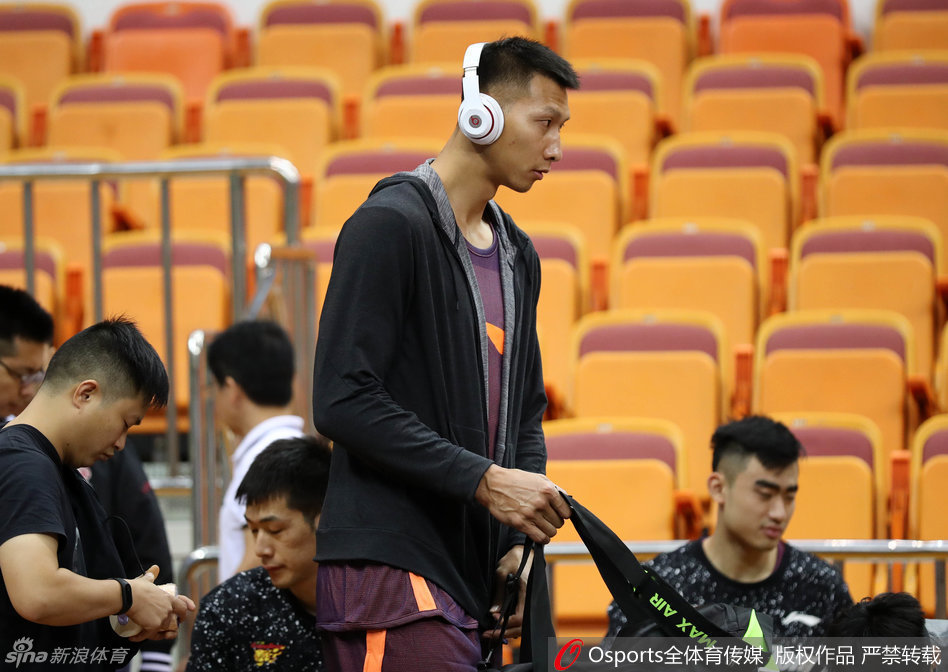 阿联头戴无线耳机，在广东队训练师的陪同下进行慢跑恢复，神态轻松，似乎已经摆脱了长途飞行的疲惫