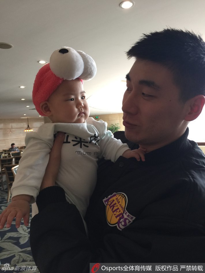 哈达迪再次抱着小公主合影，这次他露出了憨厚的笑容，显得心满意足。小公主在巨人怀中显得愈发娇小，父辈们的关爱与篮球的传承，仿佛在这一刻悄然定格，画面温馨而感人。