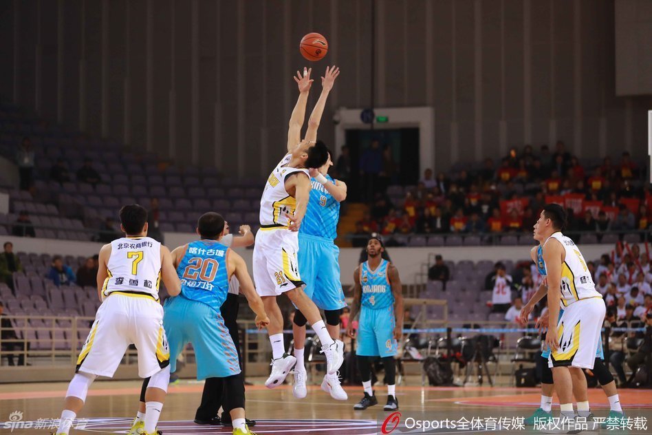 周琦眼神凌厉，高高跃起与对手中圈争球，他修长的身形在半空中宛如一面移动的城墙，仅仅是站在那里，就给人一种无形的防守威慑力。