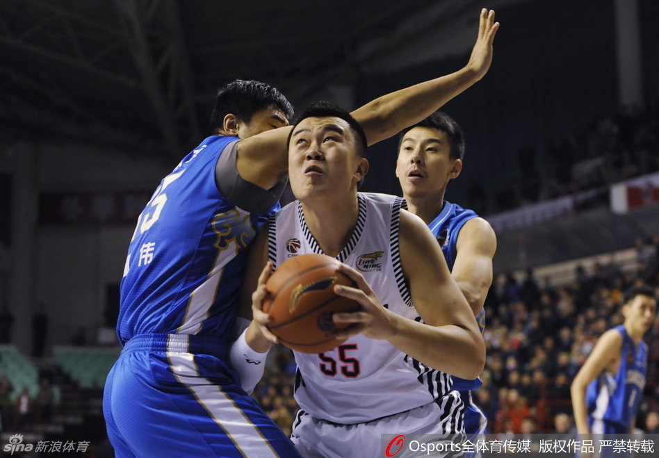 韩德君在内线如山岳般矗立，面对江苏外援萨缪尔斯的强行上篮，他用身体筑起一道坚固的防线，奋力完成封盖干扰。