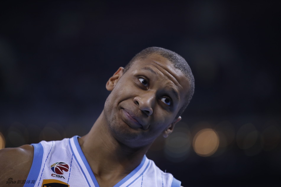 防守端的老马宛如牛皮糖，即便面对更年轻更强壮的后辈，他也用经验和预判寸步不离。