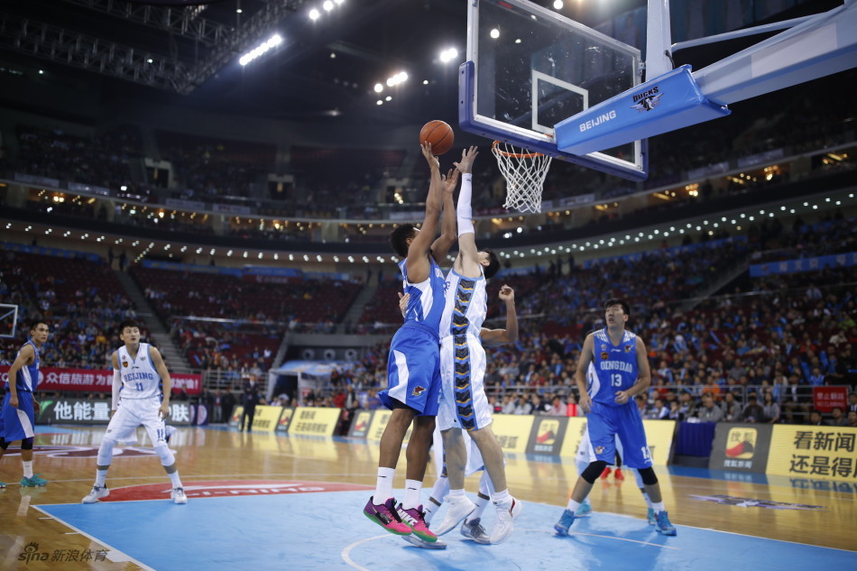 篮下是巨人的战场，闵鹿蕾指导在场边声嘶力竭，他的每一次挥手都牵引着球队的进攻脉搏。