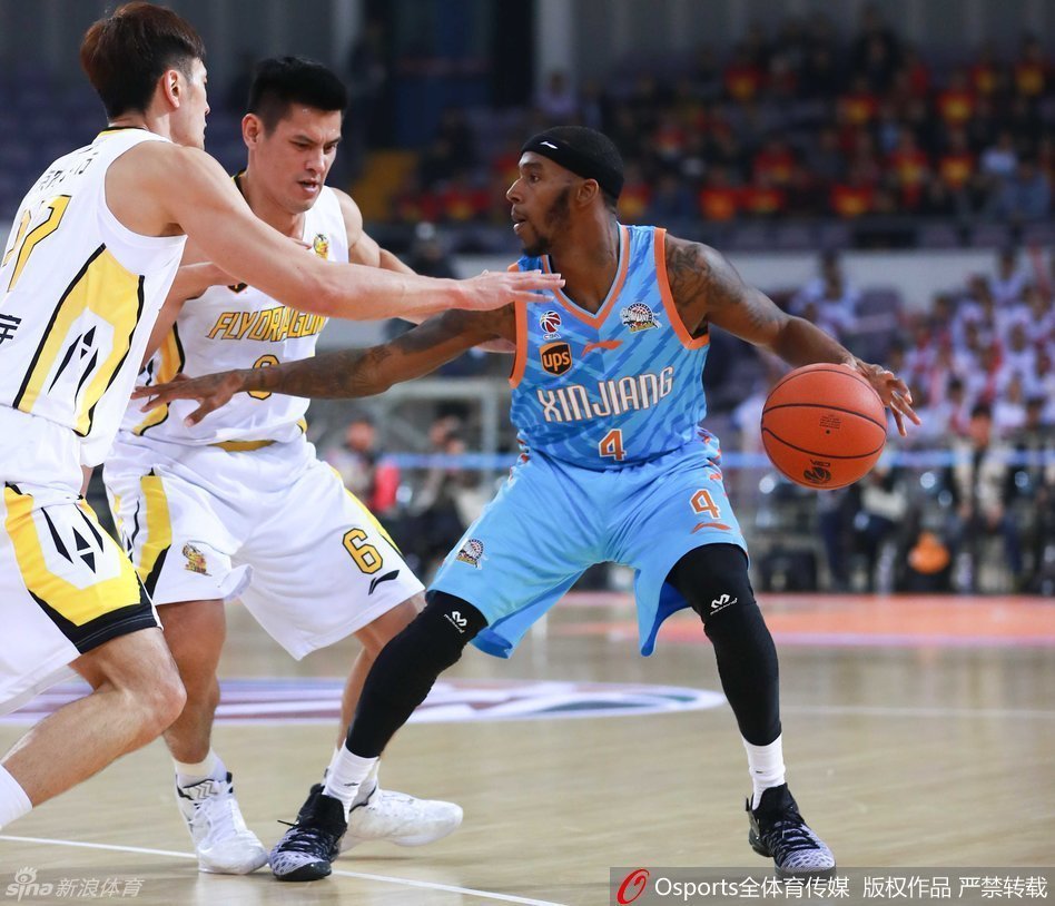 达柳斯·亚当斯在对方两人的围堵缝隙中奋力跃起，身体在空中扭曲成一张弓，手中皮球倔强地驶向篮筐，这一刻，孤胆英雄的形象跃然纸上。