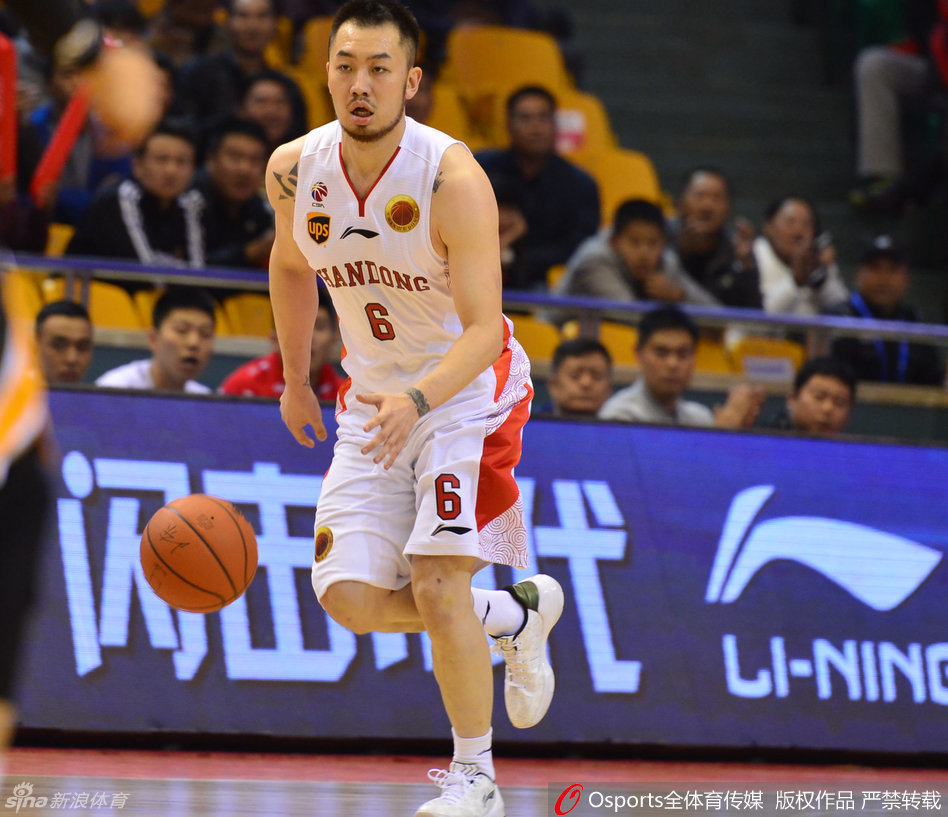 哈达迪张开双臂镇守篮下，面对来势汹汹的突破者送出遮天大帽