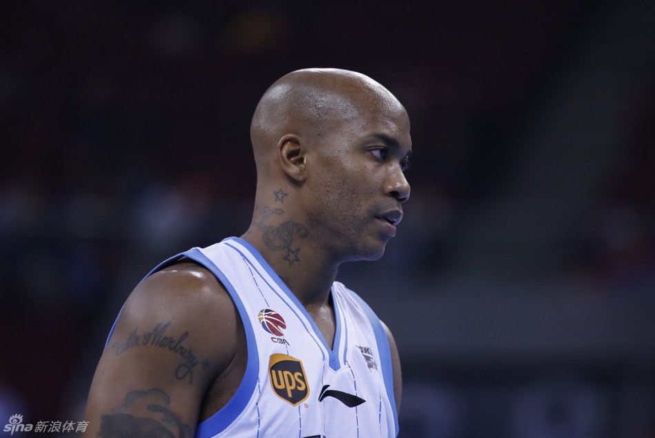 兰多夫·莫里斯偶露搞怪神色，这位平时沉默的内线杀器，在更衣室里却是调节气氛的活宝。