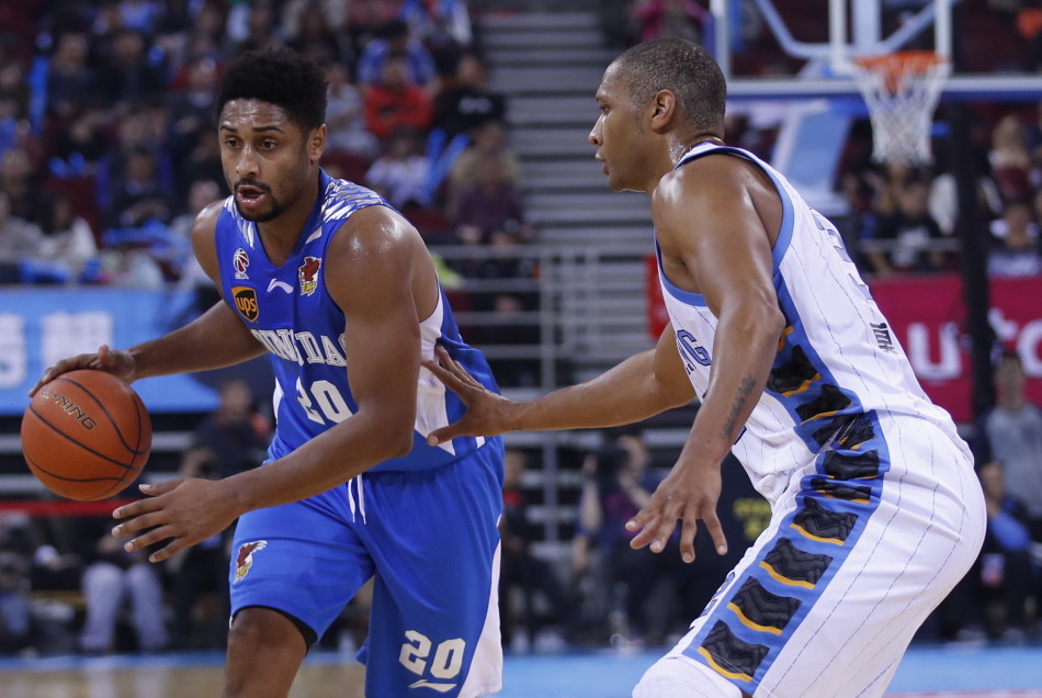 在肌肉林立的篮下，马布里毫无惧色地强起上篮，这是关于信念与地盘的争斗。