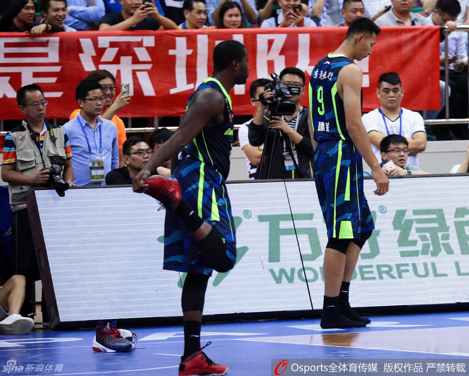 易建联脱下球鞋后，那双李宁篮球鞋被孤零零地遗弃在木地板上，鞋底朝上，仿佛一个被丢弃的战士，成为了这场商业与规则之争的无声证物。