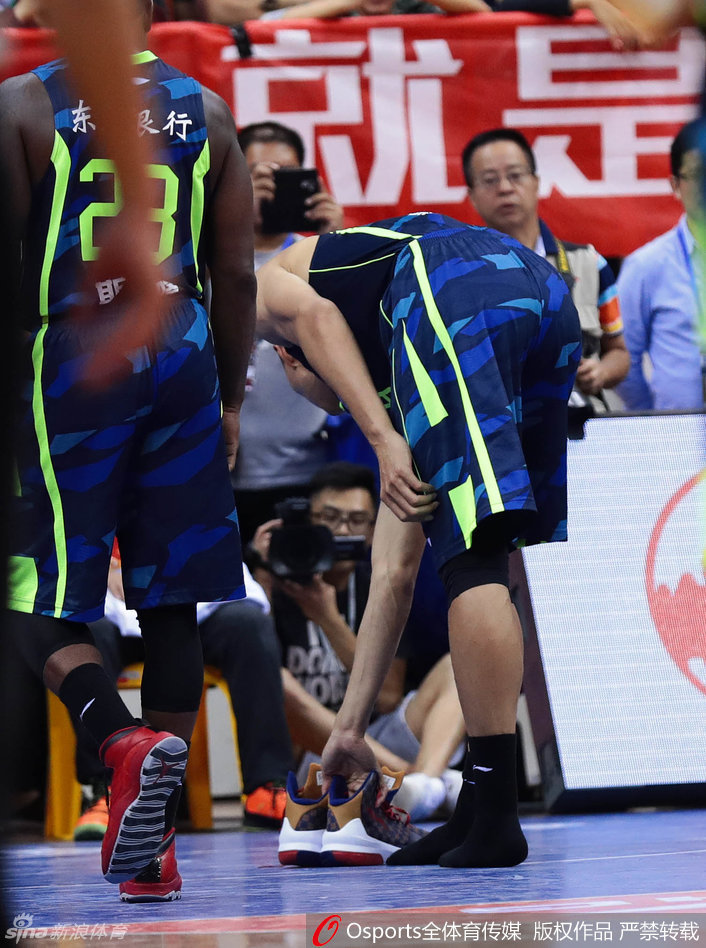 易建联在场上奔跑拼抢，他脚下那双耐克战靴的鞋底纹路清晰可见，每一道抓地力的痕迹都诉说着他对这双“老朋友”的依赖，以及对规则硬性统一的无言抗争。