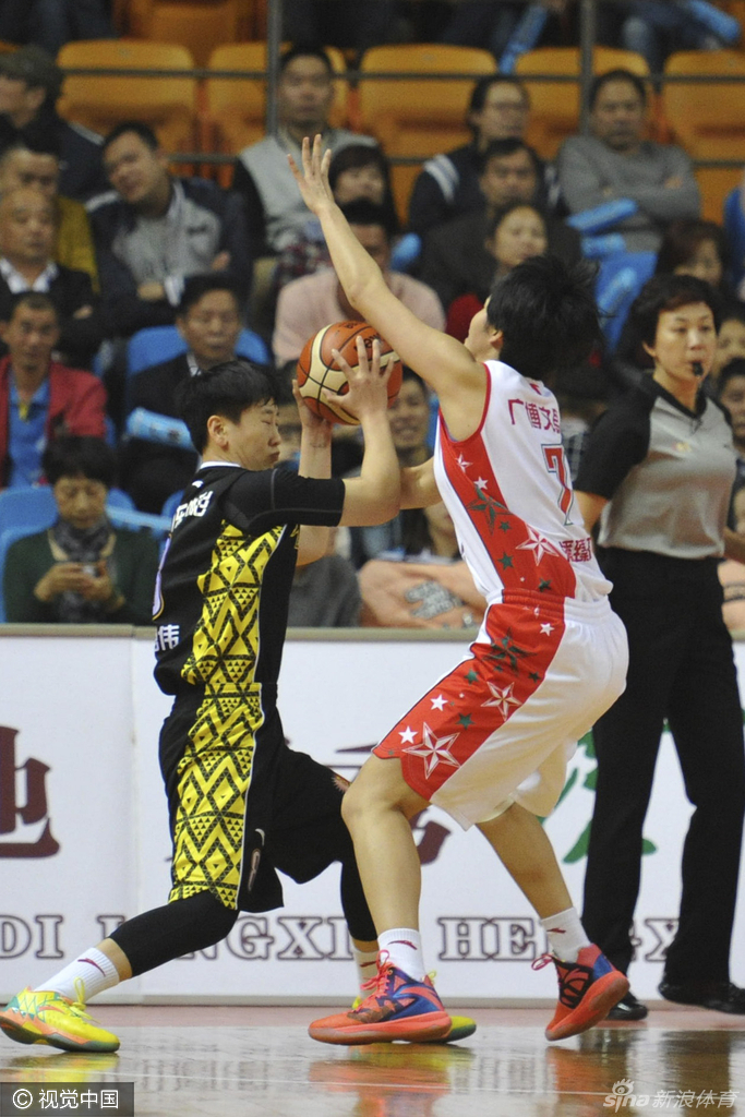 北京队后卫快速运球推进发动反击，她灵巧地躲避防守，眼神向前场寻找快下的队友。