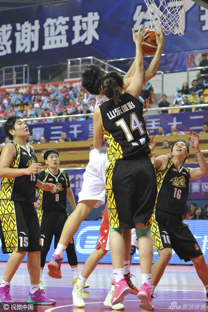 场边的许利民指导神情专注，双手拢在嘴边大声呼喊，向场内队员传递着关键的战术布置。