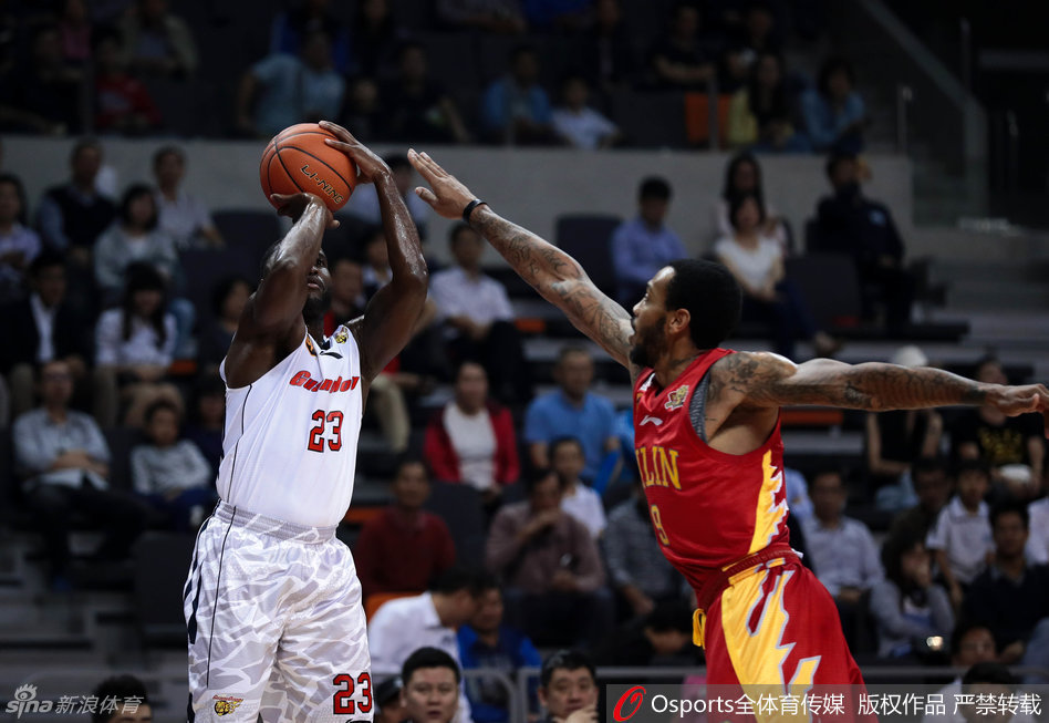 董瀚麟如猛虎下山般跃起，以一记势大力沉的单手劈扣撕裂吉林队防线，引爆全场激情。