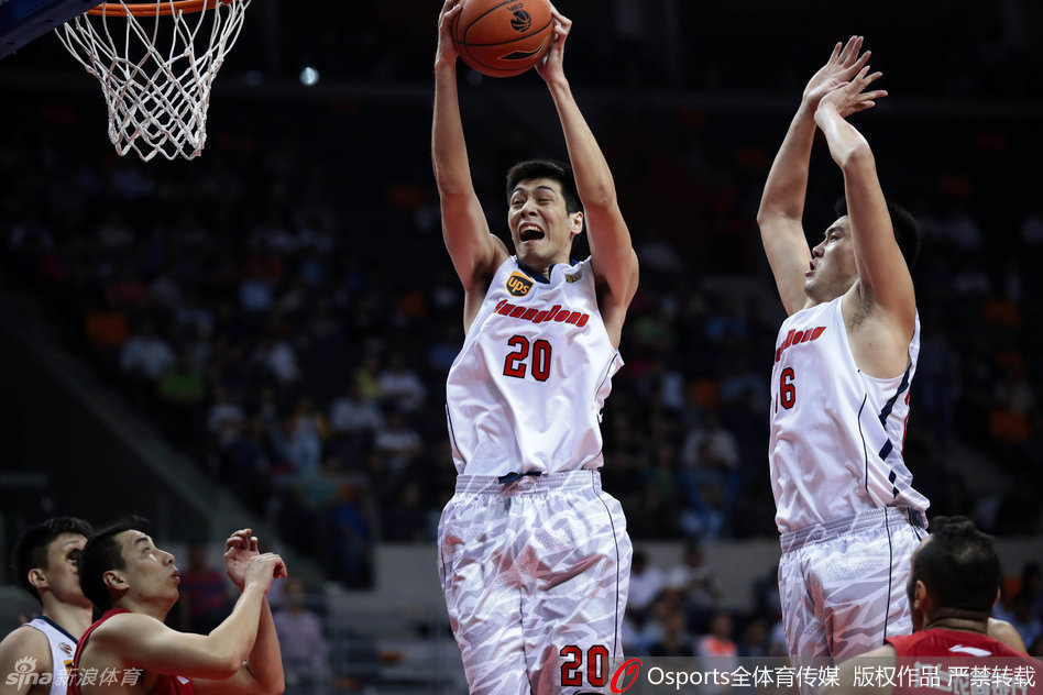高尚持球强行突破，空中姿态舒展，以一记精彩的打板投篮向人们展示他的得分天赋。