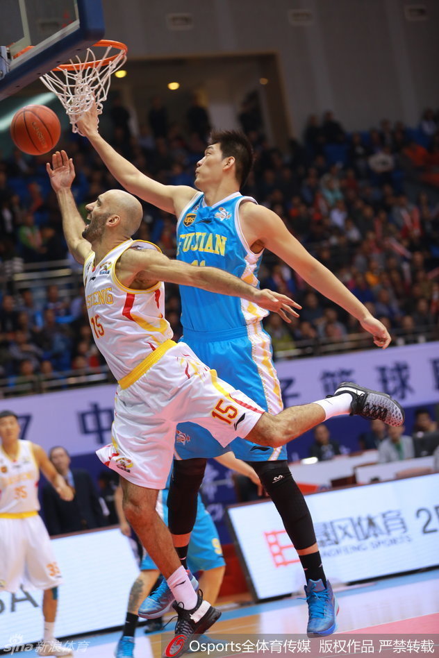 阿巴斯腾空封盖，遮天蔽日，手掌直接按住篮球，防守端统治力尽显