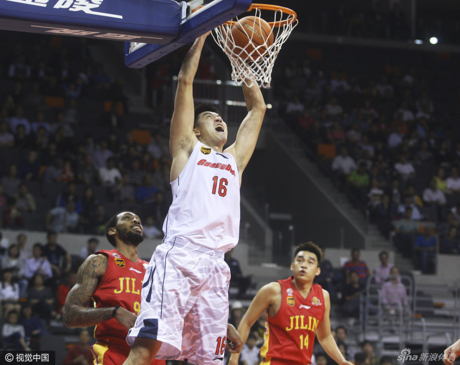 布泽尔与托马斯在禁区展开肌肉碰撞，两人卡位凶悍，眼神坚毅，完美诠释了内线肉搏的激烈程度。