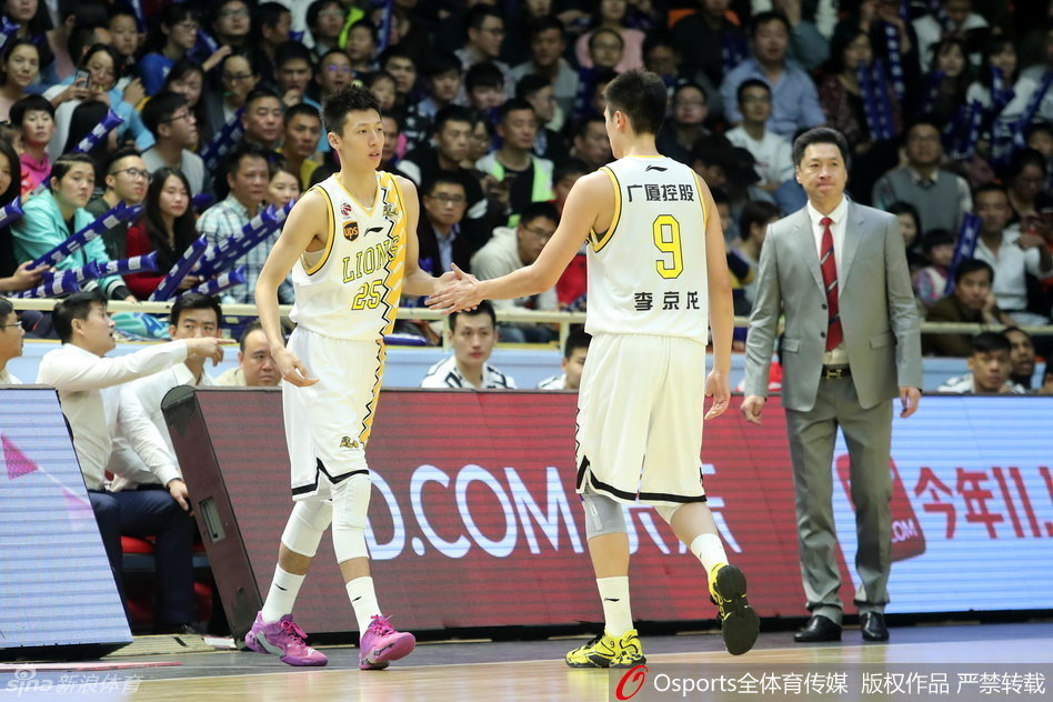 李京龙在三分线外坚定突破，面对西热力江的贴身紧逼，眼神中透露出年轻一代的自信与果敢。