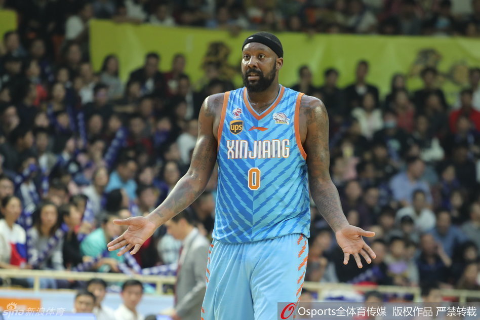 胡金秋高高跃起，以一记轻巧的上篮终结进攻，在他身后是试图封盖的新疆队员，这一刻尽显年轻核心的从容。