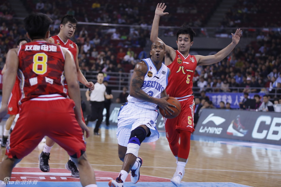 老马在边线与裁判进行沟通，双手比划着解释场上情况，试图为球队争取有利判罚。