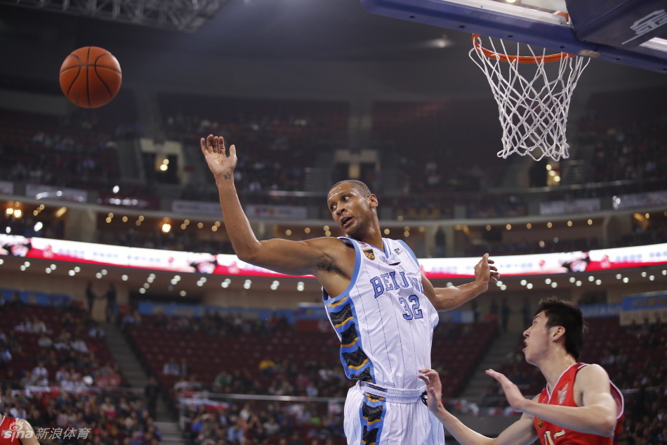 马布里在身体对抗后失去平衡，但在倒地前依然将球抛出，展现出超强的核心力量。