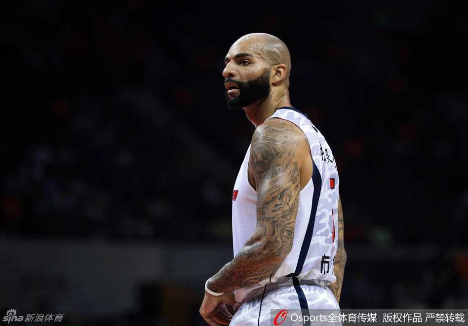 赵睿霸气外露，持球突破时眼神坚定，面对防守悍将毫无惧色，彰显新生代的无限活力。