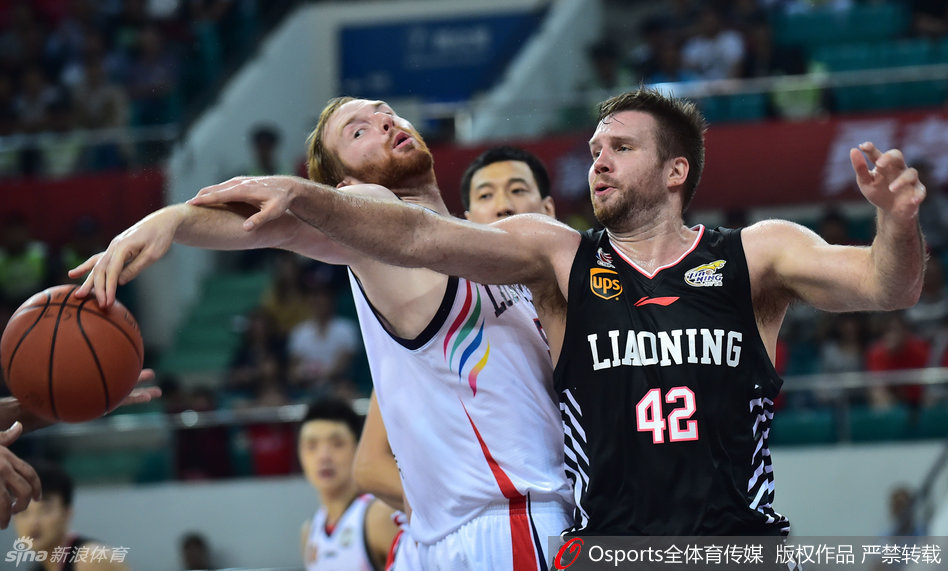 外援兰多夫在篮下一夫当关，面对多人防守仍强硬起跳，展现出白魔兽在内线的统治力。