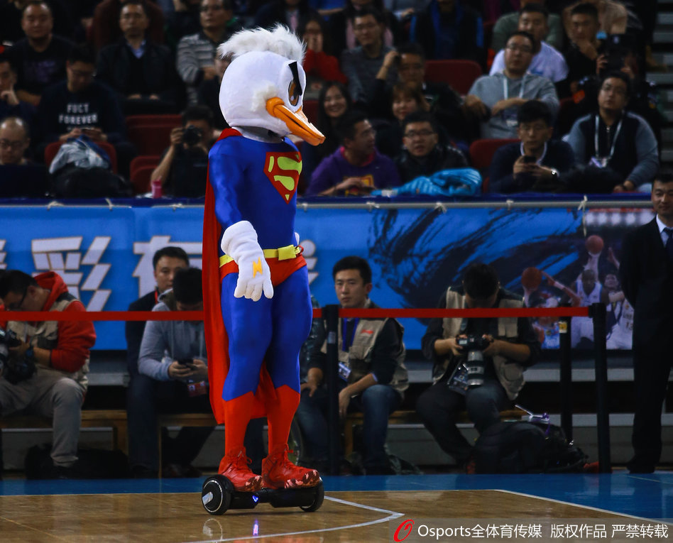 霹雳鸭身穿红白相间的球衣，在五棵松体育馆中央弯下肥嘟嘟的身子，双手解开硕大的吉祥物球鞋，神态惟妙惟肖地模仿着阿联当时的动作。