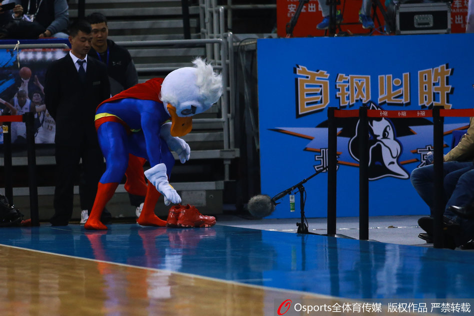 看台上的观众纷纷掏出手机记录这历史性的一刻，大家脸上带着惊喜的笑容，仿佛在说'吉祥物居然懂这个梗'，整个五棵松变成了欢乐的海洋。