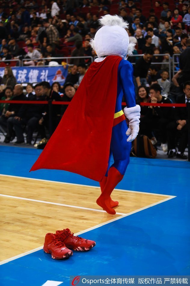 离场后的霹雳鸭在通道里依然不忘搞怪，双手插兜、摇摇摆摆地走着鸭子步，仿佛在说'我只是个打工的，娱乐大家是我的使命'。