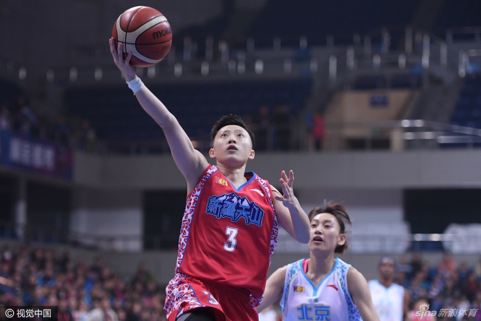 北京队外援福尔斯在新疆队内线高高跃起，以一记势大力沉的单手劈扣终结进攻，展现了其在篮下绝对的统治力。