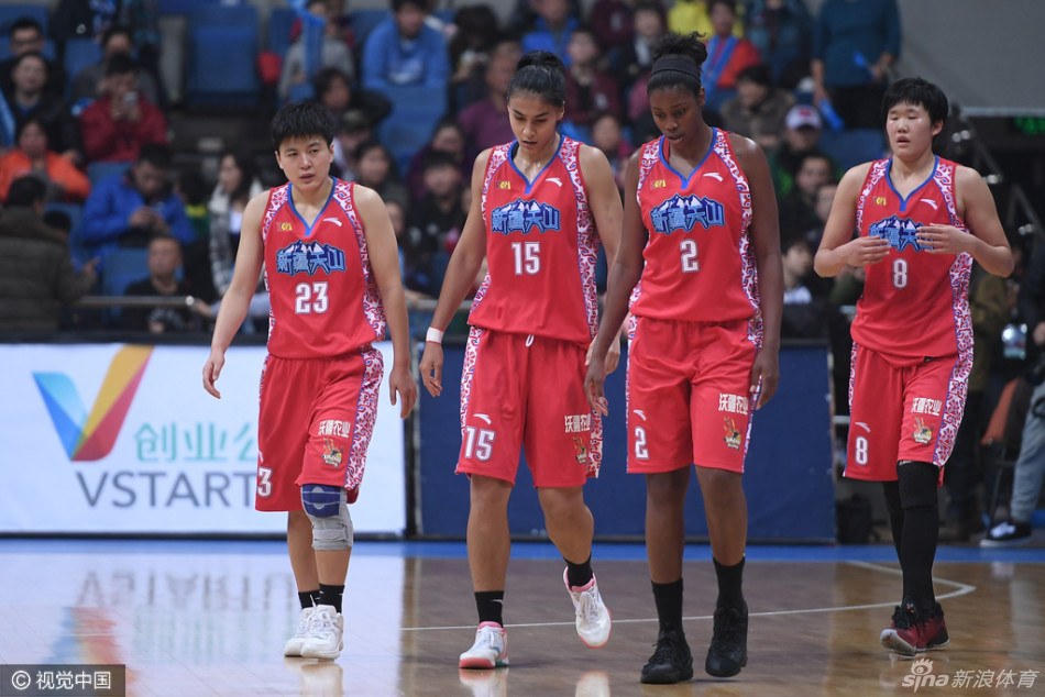 夺冠后的北京首钢女篮将帅围在一起，手舞足蹈地庆祝这来之不易的胜利，每个人脸上都洋溢着纯粹的喜悦与自豪。