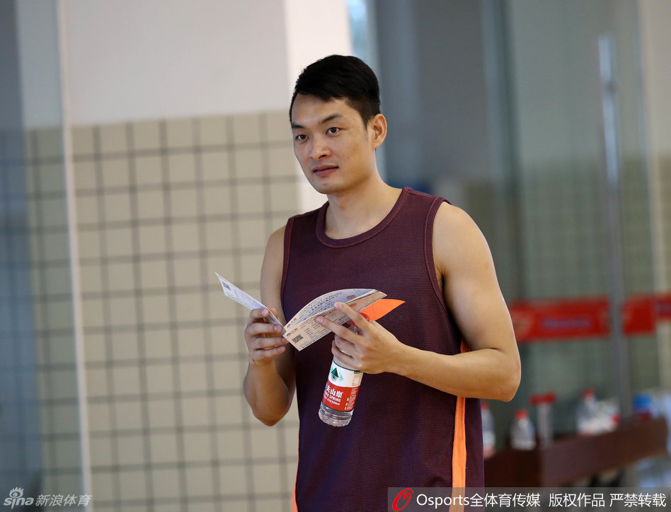 训练镜头捕捉到了陈江华的面部特写，汗水浸湿了他的头发，眉宇间锁着浓浓的倦意，这位曾以速度惊艳世界的追风少年，正在与时间及伤病进行着一场无声的拉锯战。