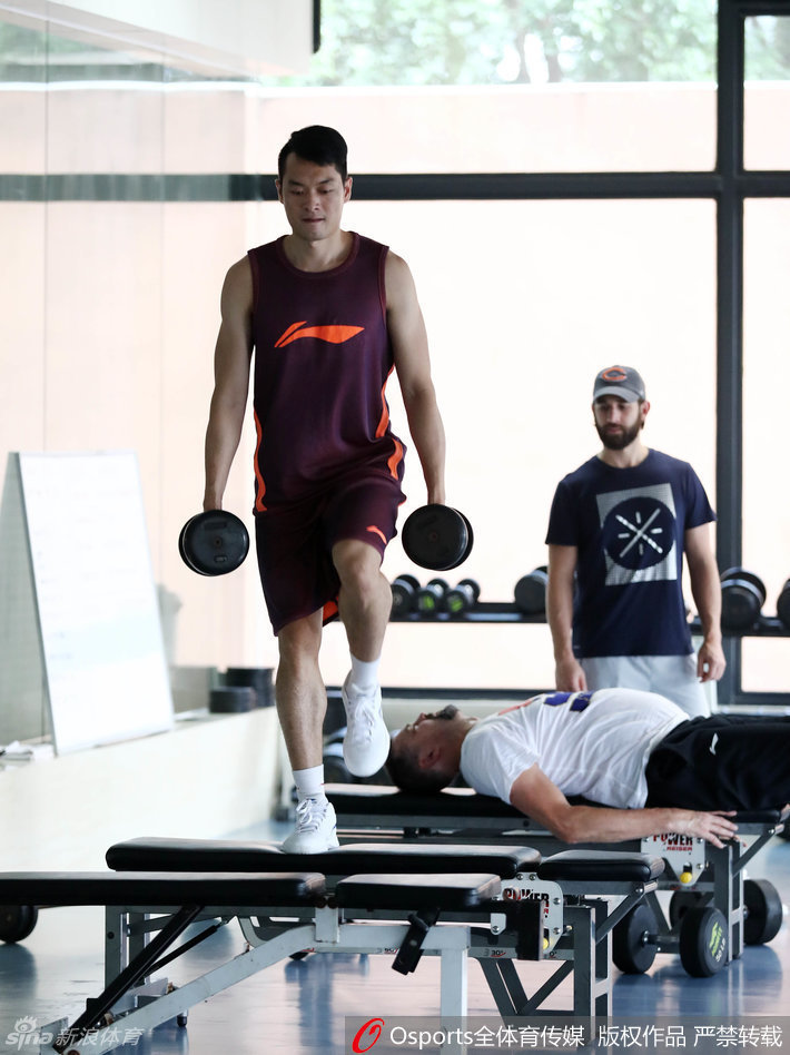 久违赛场的老将朱芳雨也出现在了训练馆，他穿着休闲，面带微笑地看着后辈们训练，那种久经沙场的从容与淡然，仿佛在诉说着属于他的传奇篇章。