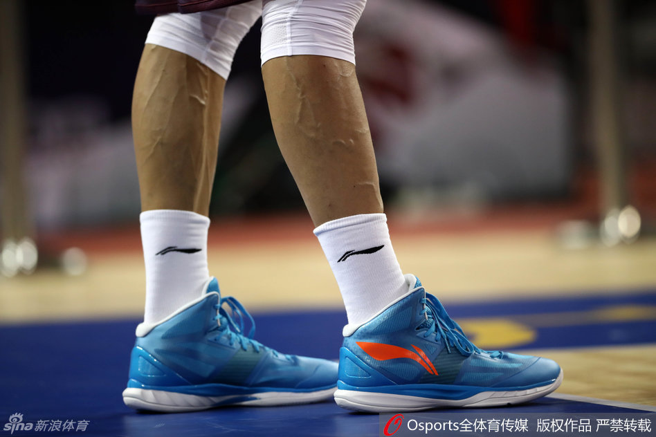 特写镜头下，易建联脚上的李宁“超轻十代”战靴纹理清晰，这双复刻经典承载着无数期待，它将陪伴阿联在今晚的比赛中冲锋陷阵。
