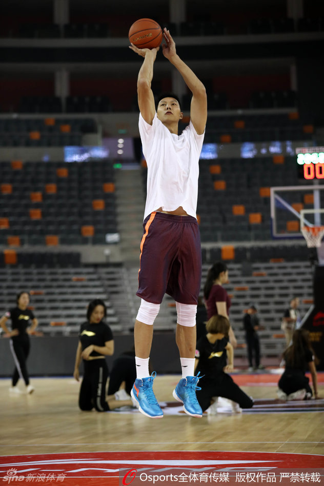 易建联在三分线外从容出手，篮球在空中划出优雅的抛物线。他舒展的身姿和柔和的手感，宣告着核心球员的竞技状态已调整至最佳。