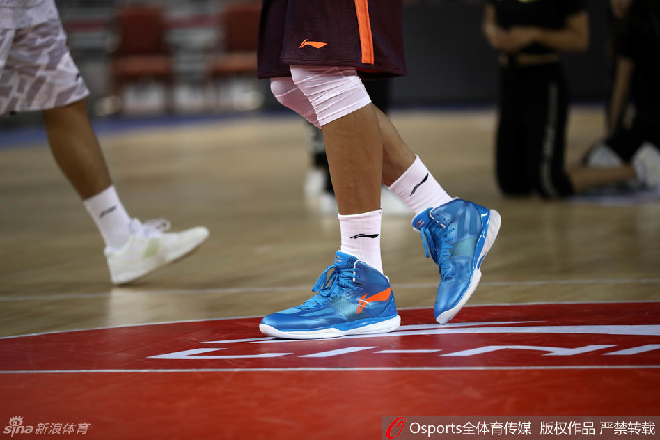 易建联连续进行胯下运球练习，球感极佳。这不仅是一次简单的热身，更是他向外界传递的信号：无论场外有何纷扰，场内他依然是那个无所不能的领袖。