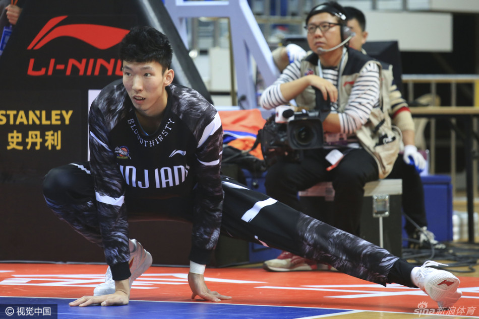 布拉切低位单打，他往后靠了靠感受防守位置，随即一个漂亮的转身后仰跳投，防守球员只能望球兴叹，皮球空心入网。