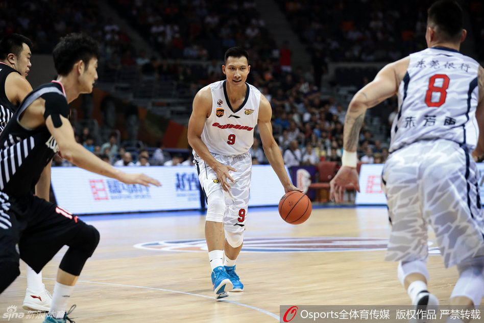 斯隆如闪电般突破防线，面对补防高高跃起，在身体失去平衡前轻柔地将球送向篮筐。